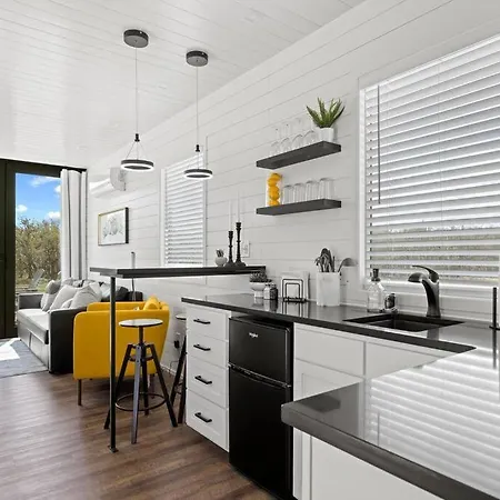 New The Yellow Beacon-Luxury Shipping Container Fredericksburg Exterior photo