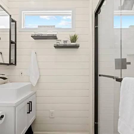 New The Yellow Beacon-Luxury Shipping Container Fredericksburg Exterior photo