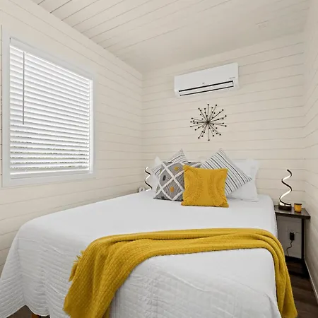 New The Yellow Beacon-Luxury Shipping Container Fredericksburg Exterior photo